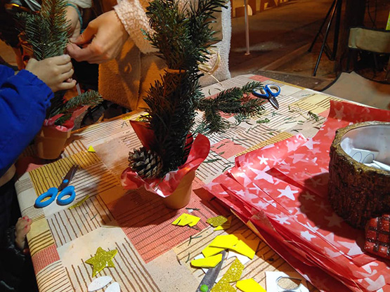 .<a href="/cespirall/">Comerç Espirall</a> oferirà avui tallers creatius a la plaça dels Segadors de Vilafranca en el marc de la campanya "Crea el Nadal". bit.ly/34ZCF71