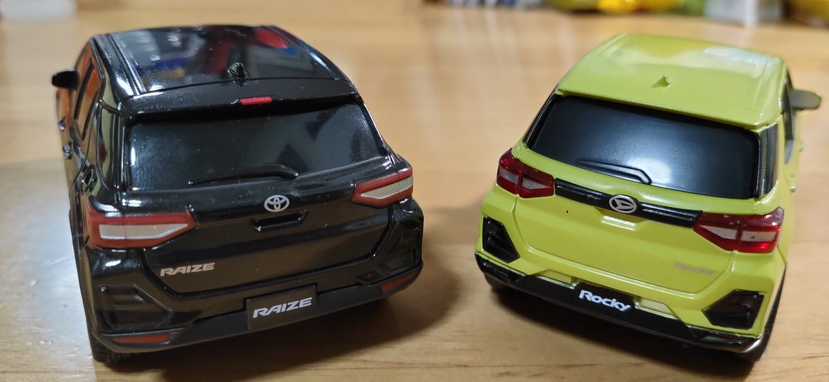 Hide 赤黒ツートン納車は来年 ダイハツ ロッキー トヨタ ライズ プルバック ミニカー