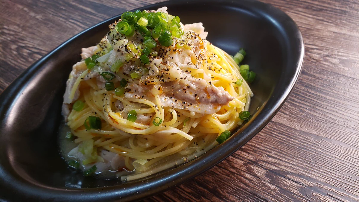 電子レンジで完結！簡単で美味しい「レンジねぎ塩レモン豚パスタ」のレシピ！