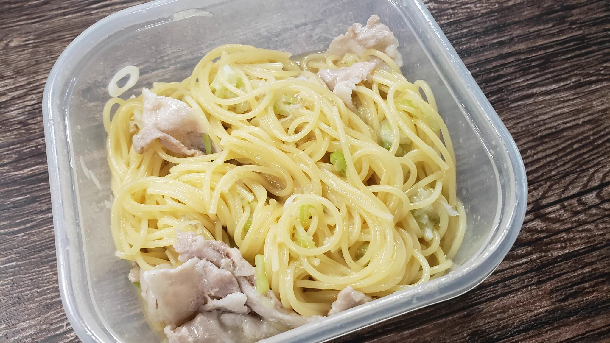 電子レンジで完結！簡単で美味しい「レンジねぎ塩レモン豚パスタ」のレシピ！