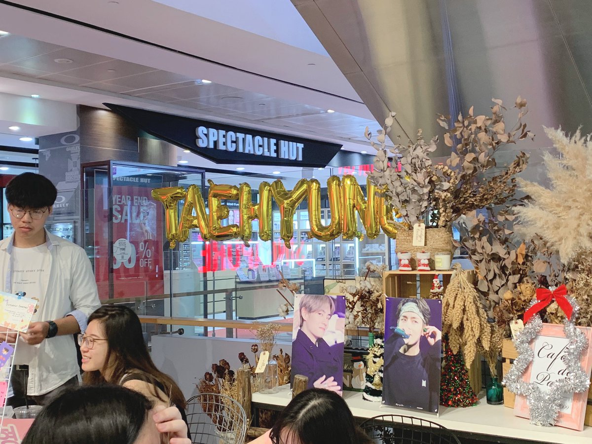 uyuukoo's tweet photo. [271219] today i went for @VMAS_SG !! the cafe was slightly crowded so i couldnt take much pictures of the decor but i still took some so yay!! (i just realised the ‘g’ in taehyung is covered cidjfkdjf oops) thank you for organising!!! https://t.co/wJBSy5FKG3