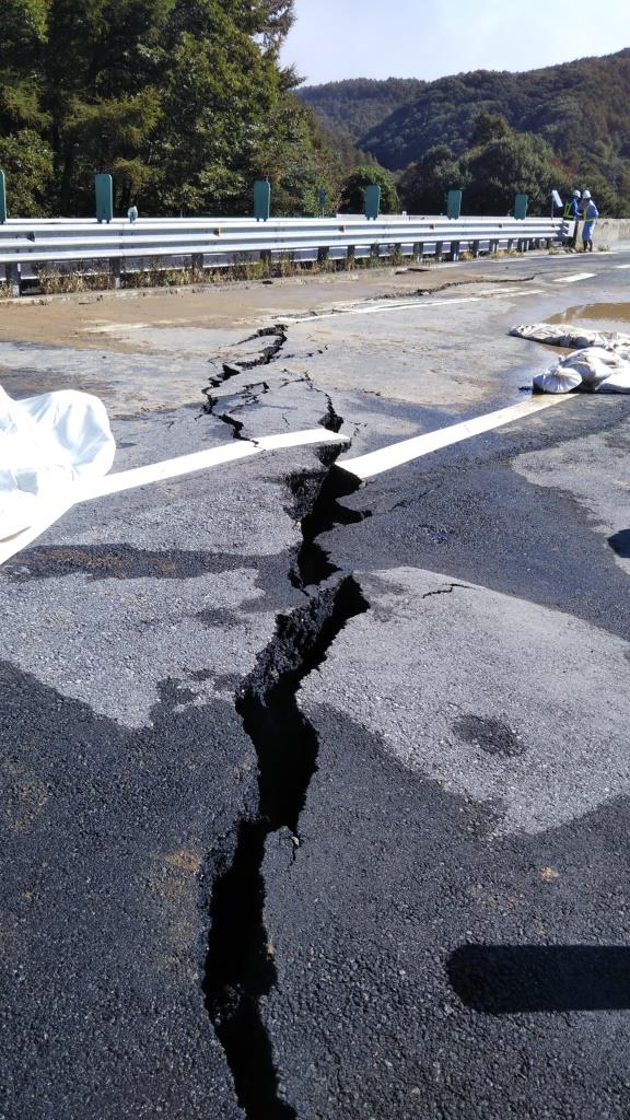 Nexco東日本 関東 対面通行のお知らせ 台風19号に伴う災害復旧工事のため E18 上信越道 碓氷軽井沢ic 佐久ic間では 対面通行を実施しております 通常より車線数が少ないため 年末年始期間を通して混雑する見込みですのでご注意下さい 渋滞