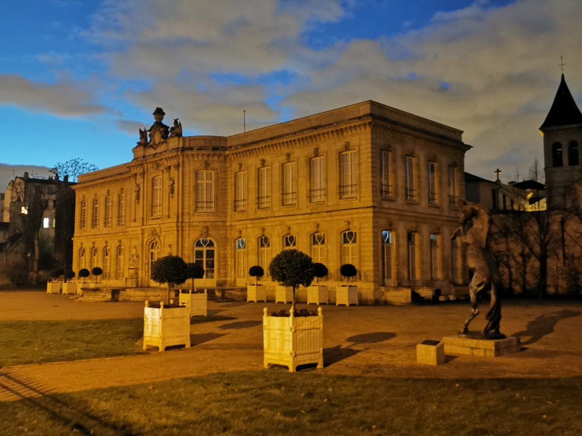 Voici une photo de notre Château d'#Asnières. 
D'un lieu abandonné, sans portes ni fenêtres,  nous en avons fait en deux mandats un endroit vivant et culturel.
Vous pouvez compter sur moi pour continuer de protéger et faire vivre notre patrimoine historique Asniėrois.