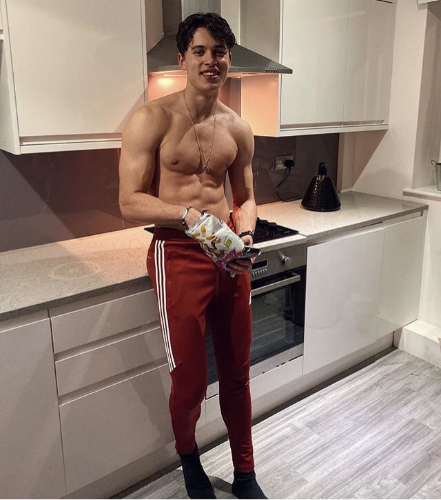 kingposing's tweet photo. So I went downstairs in the middle of the night at my friends house and her brother was there 🤭 https://t.co/h5IzYGgewZ