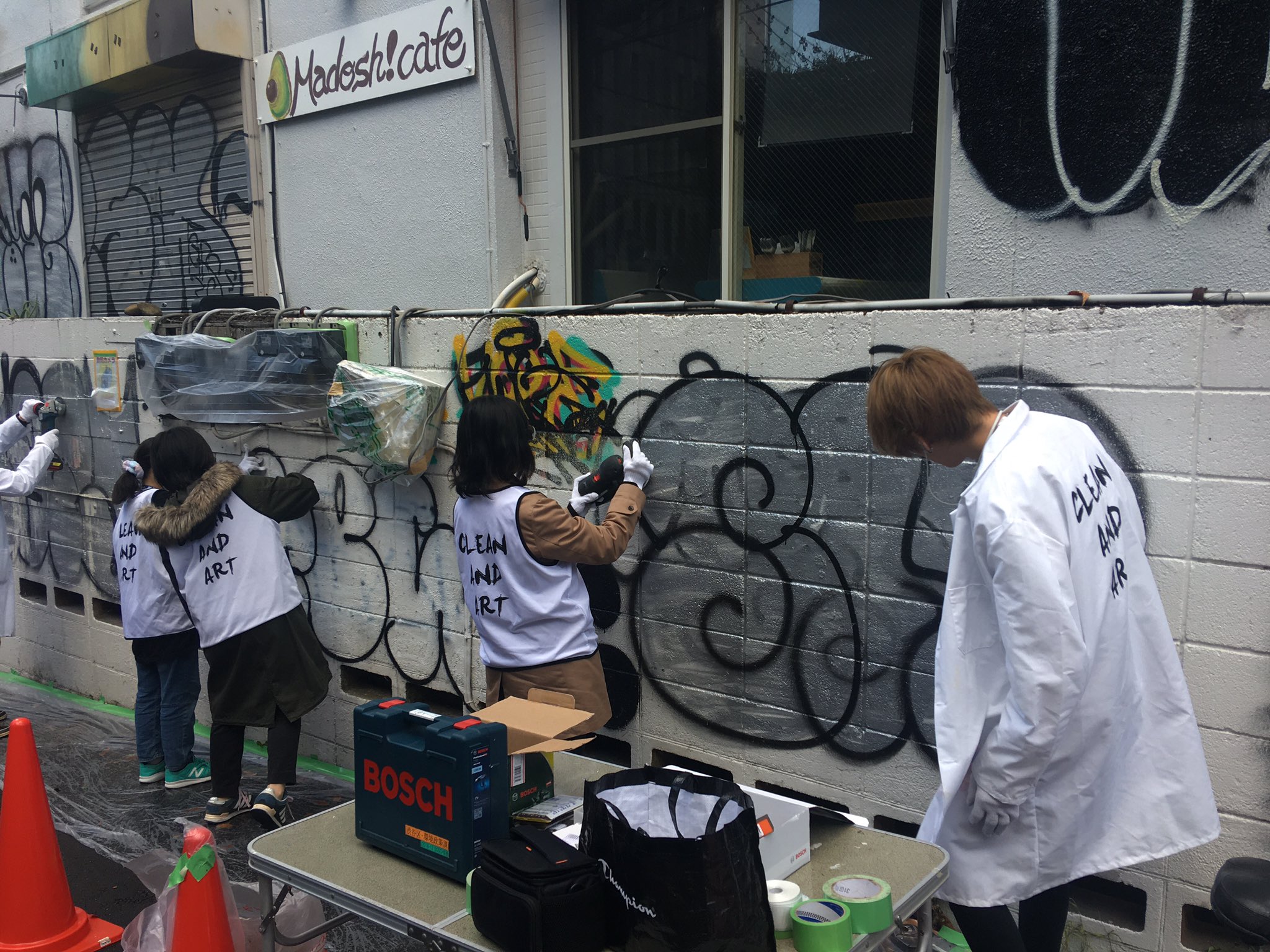 ばれん太 落書きを消すための下処理 リアルライフヒーロー 落書き消し 渋谷 T Co Bsqgok8m5f Twitter
