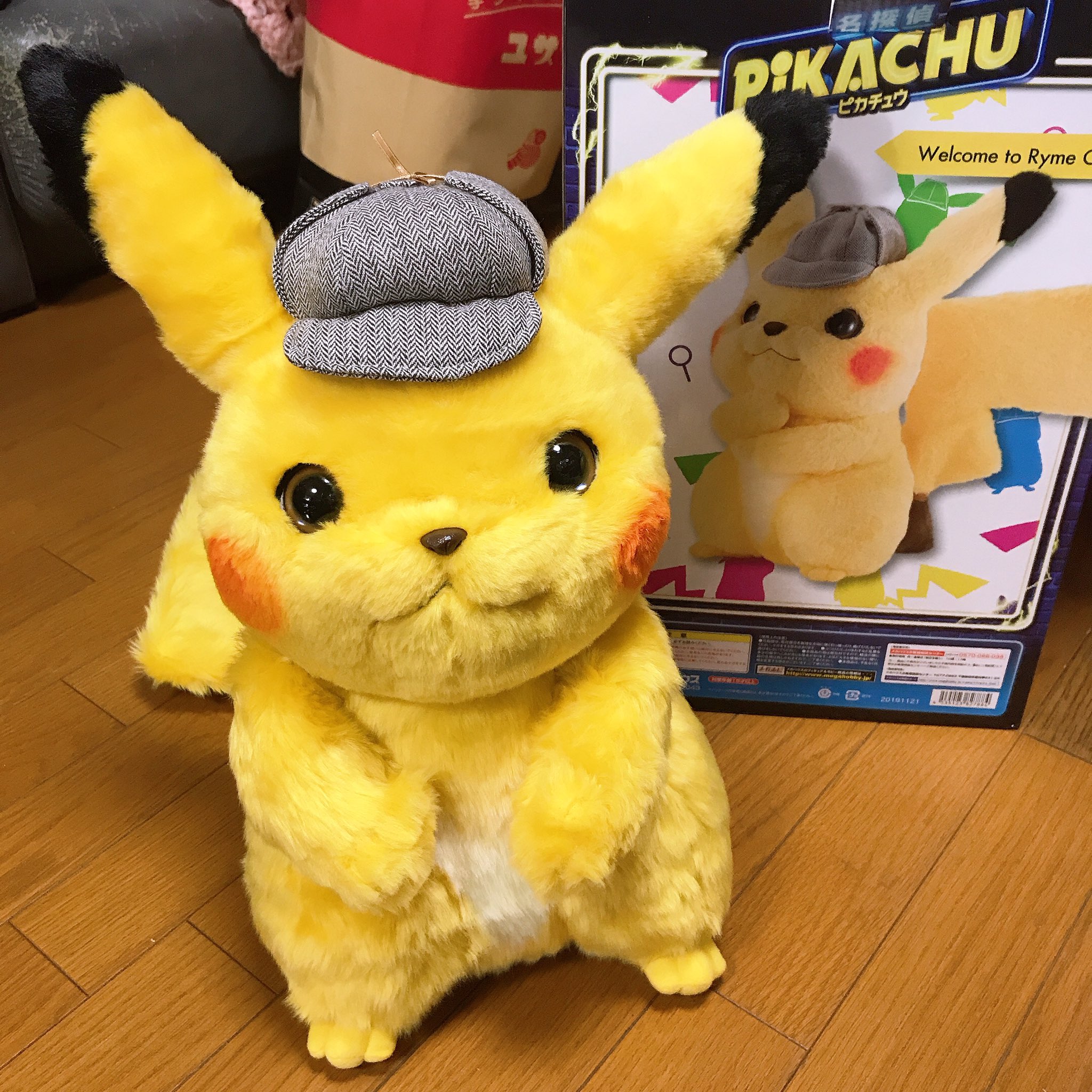 ベリー 名探偵ピカチュウの等身大ぬいぐるみ お顔がちょっと丸々し過ぎかな と思ったので整えてみました 1 2枚目が元の写真で 3 4枚目が整えた後 ちょっと変わったかな 名探偵ピカチュウ メガハウス ぬいぐるみ ぬい撮り ピカチュウ