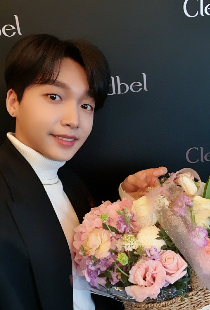 jeongsewoon_twt's tweet photo. [#정세운] 따뜻한 연말 보내세운🍀 불러주셔서 감사합니다👍 #끌레드벨 #Cledbel https://t.co/9JeZ0d2jj5