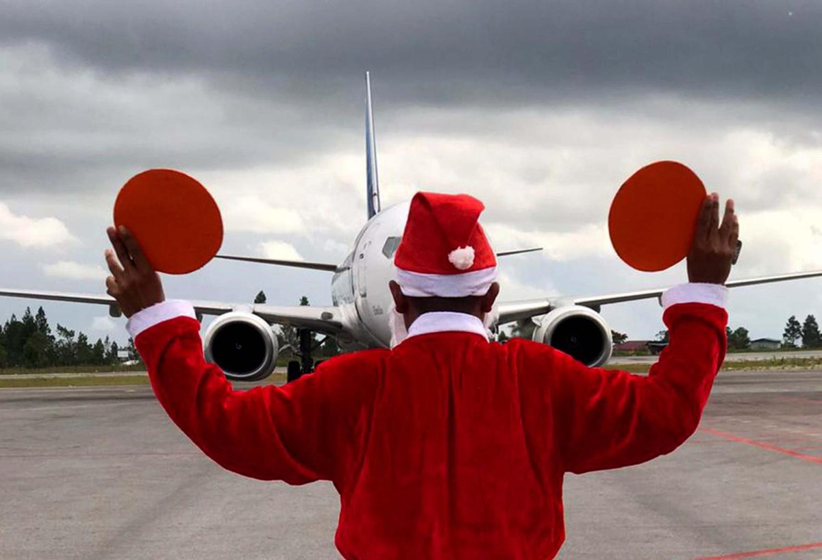 detikcom's tweet photo. #Foto Ada yang unik di Bandara Silangit, Sumatera Utara dalam rangka menyambut Natal 2019. Sinterklas juga bisa dan ikut markirin pesawat loh. Wow! https://t.co/Bj7Wqa2Etn #Natal2019 #Sinterklas
--
Foto: dok. AP II https://t.co/YzPx8oRQds