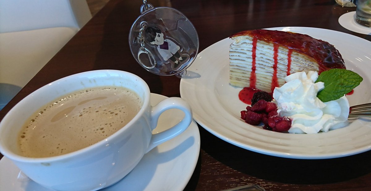 AfuroMiki's tweet image. ケーキとマンゴーパフェを食べて大満足の息子。
写真撮るときはゲームで顔を隠します☺️恥ずかしいそうです。
たくさん食べて呑んだので、帰ります。2019年カフェ納め出来ました💓
#3u22
#BuZZWEEK
#原宿駅前カフェ