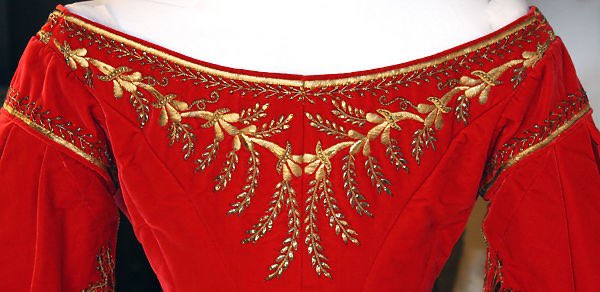 ICOMCostume's tweet photo. On the third day of Christmas A sumptuous velvet Russian court dress, c.1900 @metmuseum #dozendaysofdresses #festivefashions #redrobes https://t.co/Hp0YAQrNmK
