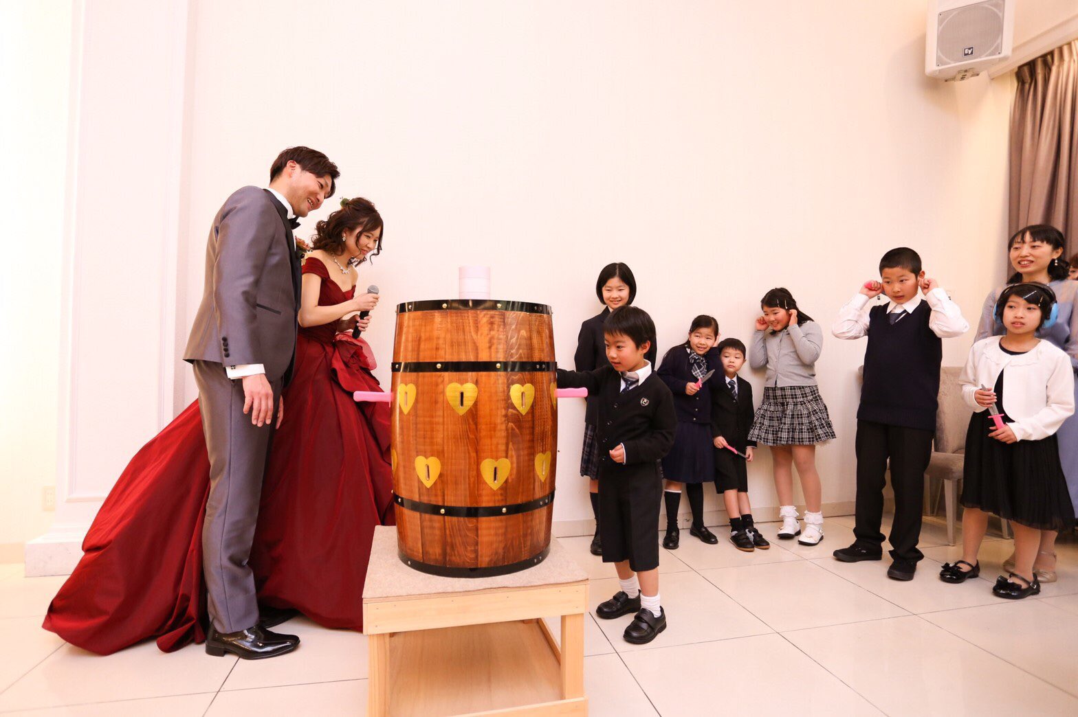 公式 アネーリ軽井沢 超bigな黒ひげゲーム 大人だけでなくお子様も参加し 次々と剣を刺していきます 大当たりは男性ゲスト 新郎さまの顔写真入りtシャツがプレゼントされました 結婚式 披露宴 黒ひげ危機一髪 余興 春婚 夏婚 長野