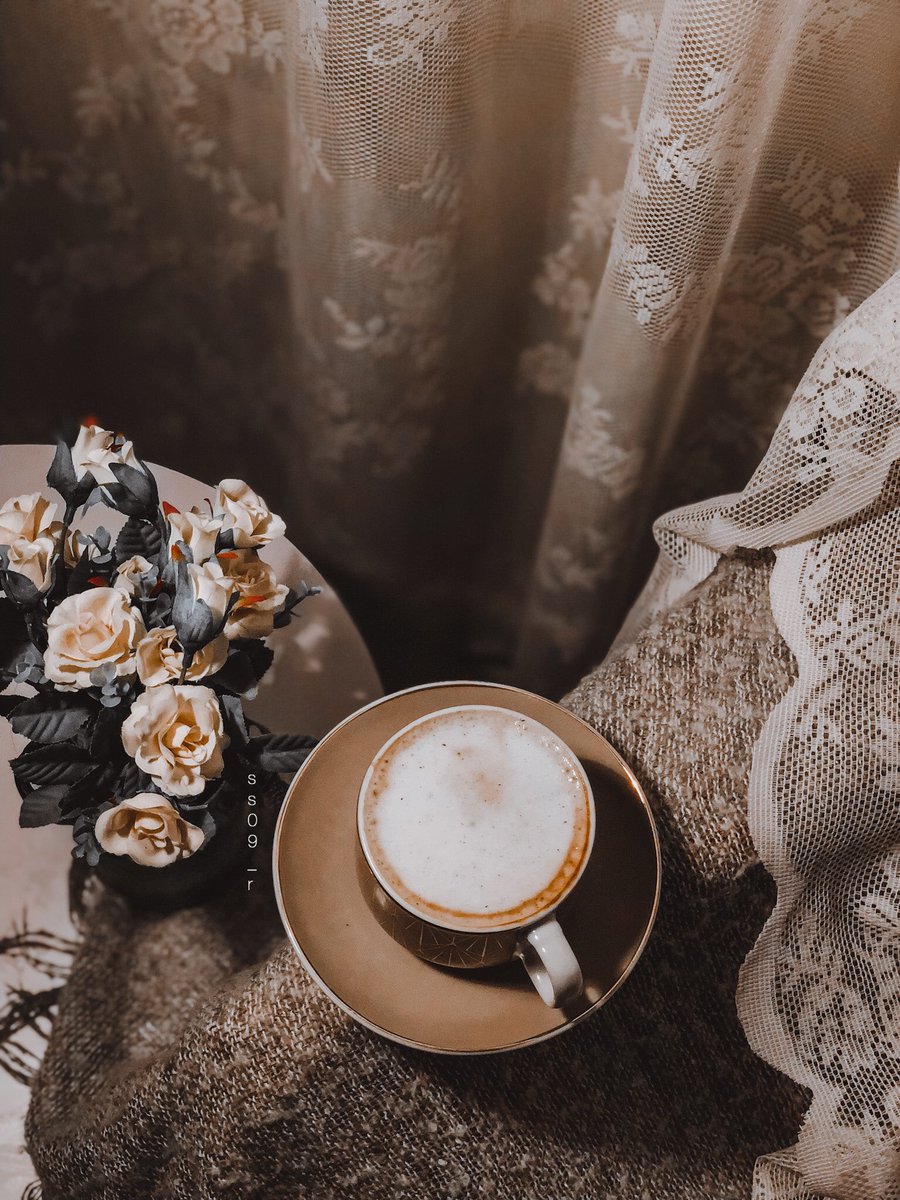 أتمنى أن لا تغادرني البهجة, أن أمشي دائماً
 في طرقات الأيام السعيدة🖤.