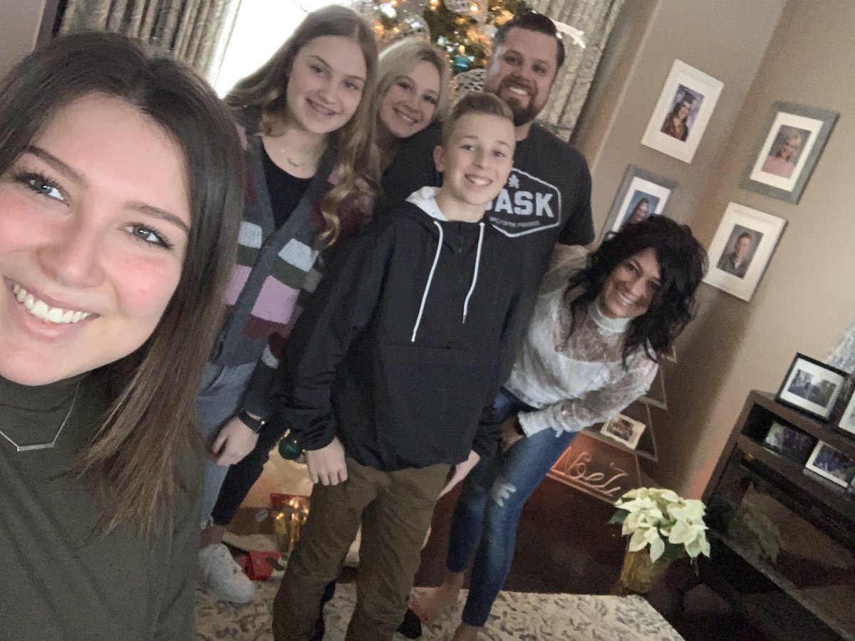 deannawandler's tweet photo. The closest we got to Christmas family photos this year β€οΈ Love our crazy life! #cameratimer #selfie #famjam #fabfour #bradybrunch #myworld #Christmas2019 @12Wandler @jensyn_reschny https://t.co/3BAVEfcq2I