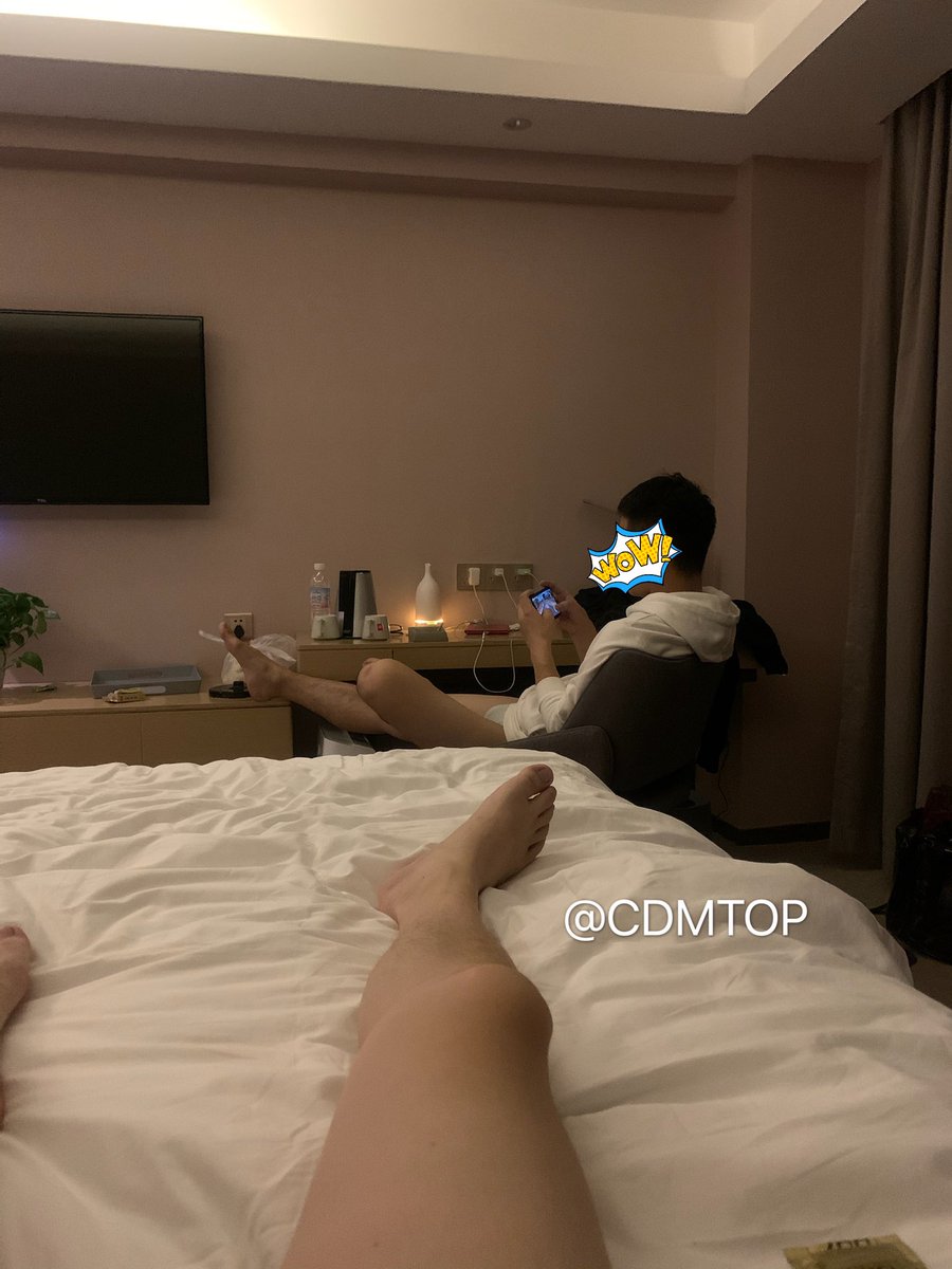 成都春熙路帅0带他的固炮来3P，网红脸，特骚，我和他固炮双龙他，玩的太嗨，忘记拍照了。