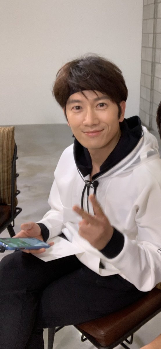 헤어밴드 귀여워.... 넘 잘 어울리고 귀염뽀작.... 눈 땡글과 흔들린 브이... 하 이 사진 안에서만 덕후 심장 후려치는 포인트가 몇 개인가요 곽태근 당신..ㅠㅠㅠㅠ