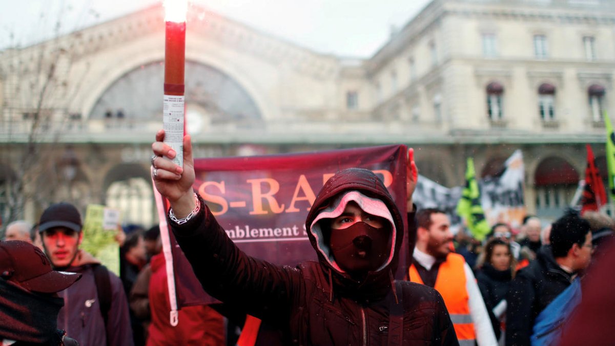FRANCE24's tweet photo. France’s transport strike now longest in three decades https://t.co/cF6FSC3RzH https://t.co/6xICVdts7T