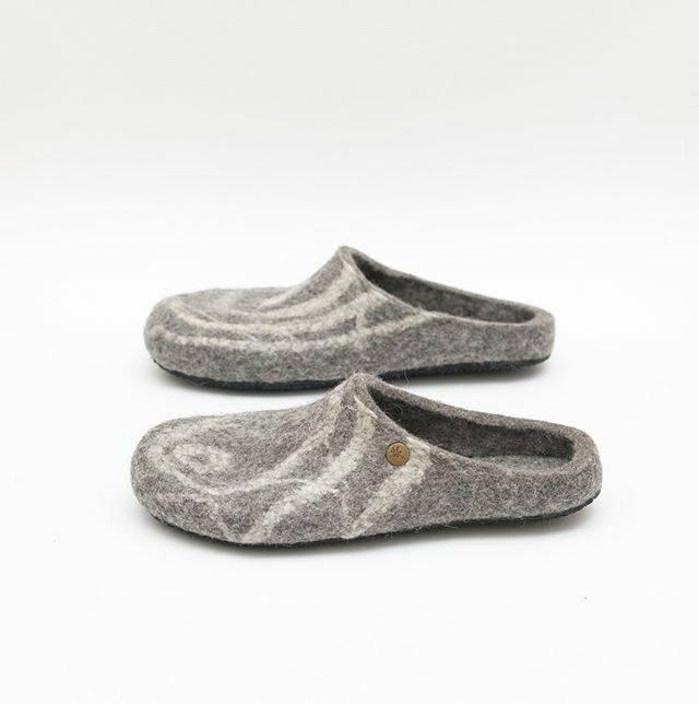 The slippers made with the stone pattern. I really love them. Not my idea - a customer asked to make them like these.⁠
-⁠
-⁠
-⁠
#stoneslippers #vibesofhandmade #greyslippers #menslippers #inspiredbynature #natureinspiration #womenhomeshoes #handmades… ift.tt/2EXQY1u