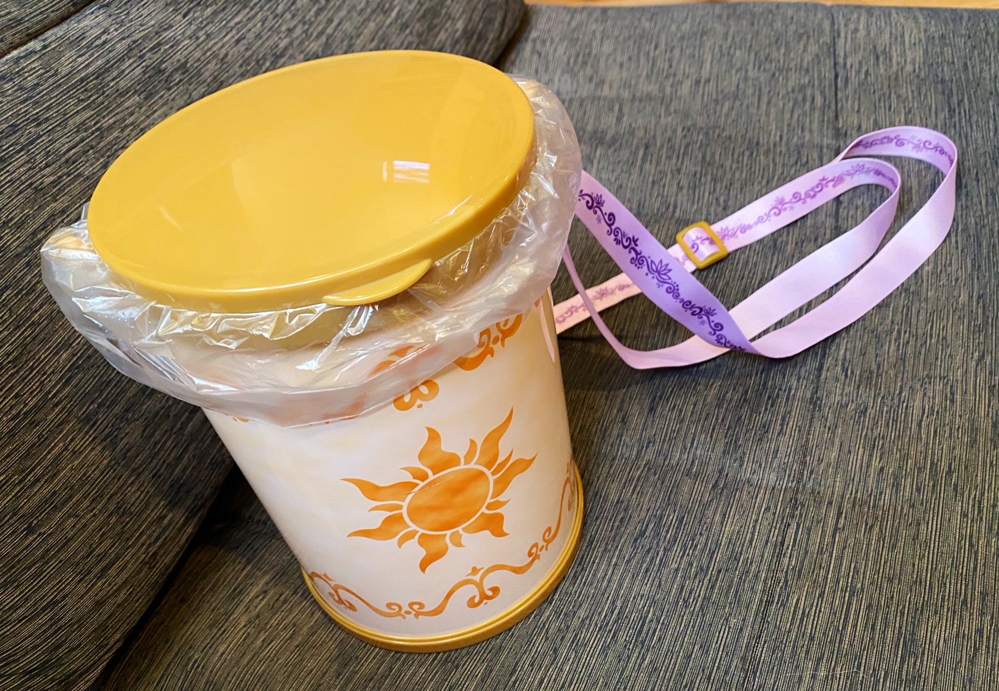 みっこ ラプンツェルのポップコーンバケット これまでランプ的に使ってたんだけど こうすれば中も汚れなくて良いですよね 私 天才かも Ww ちなみにパークではキャストさんは特に無反応でした 笑 以下 ゴミ箱感 禁止