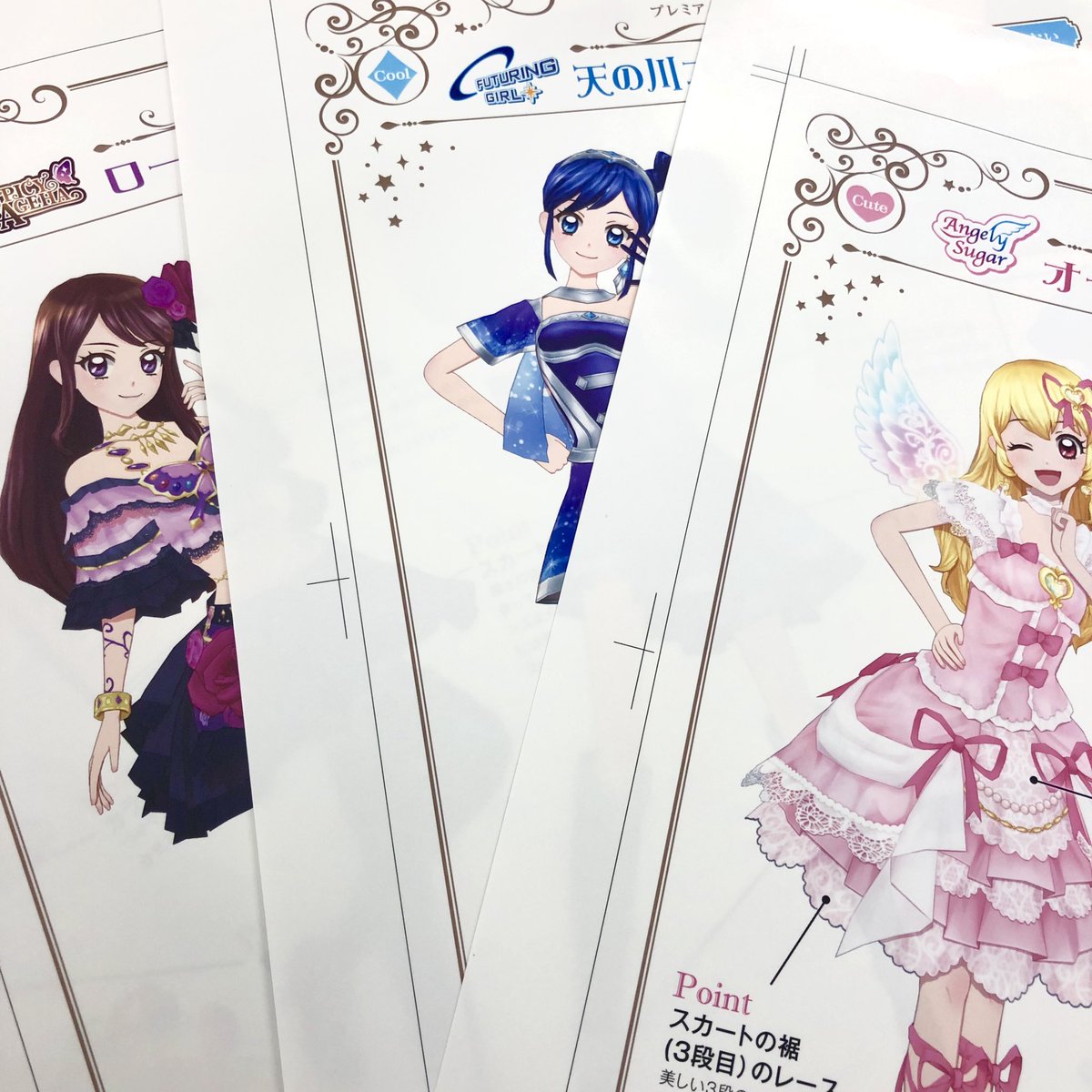 アイカツ シリーズ データカードダス公式 アイカツ プレミアムレアカードセット アイカツ ドレスブックレット First Season ドレスブックレットの印刷見本をチラッとご紹介 初掲載のドレスデザインラフや 当時の制作秘話まで内容盛りだくさん