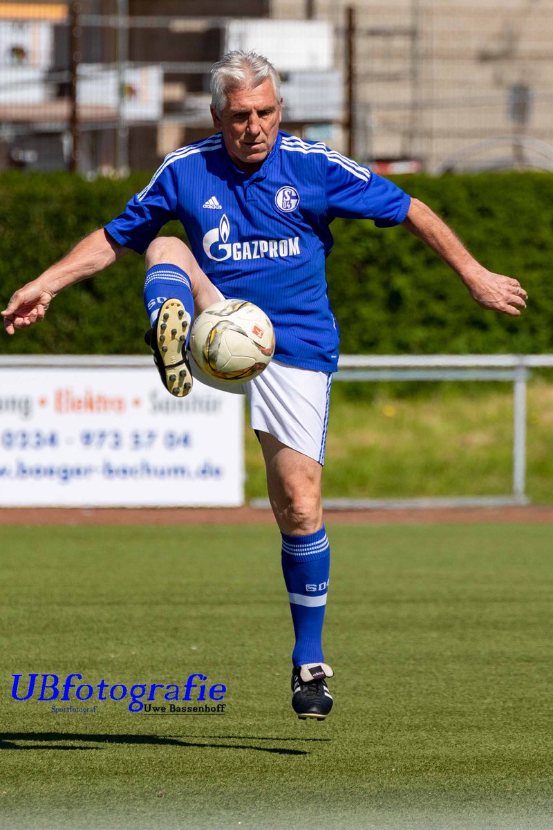 UweBassenhoff's tweet photo. ⚽ Mister Fallrückzieher wird 70 Jahre. Herzlichen Glückwunsch Klaus Fischer 🎂🎉🍀 #S04 #Schalke #klausfischer #fcschalke04 #traditionsmannschaftschalke #glückauf⚒ https://t.co/5Ga0SMIqPm
