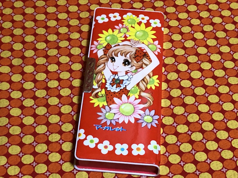 1970年代の忠津陽子さんのベニスマーガレット筆箱☆赤いボディに鮮やか