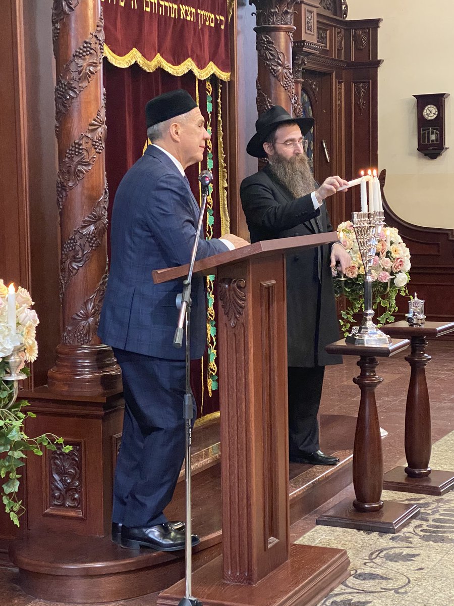 Президент <a href="/RusMinnikhanov/">Рустам Минниханов</a> в синагоге поздравил собравшихся с Ханукой и приближающимся новым годом. Президент поблагодарил раввина за то, что община делает для укрепления мира и согласия в республике