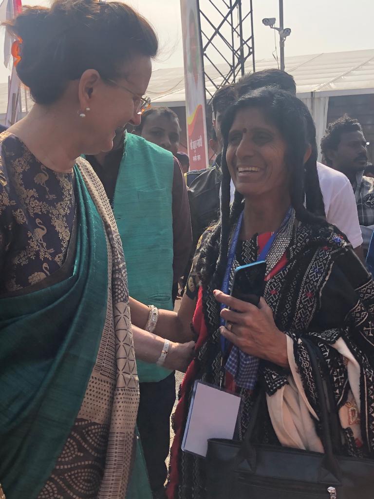 Renata Dessallien, UNRC in India, is in #Chhattisgarh for the #NationalTribalDanceFestival, where 1300+ folk artists &amp; #tribal dance grps from 25 states, UTs &amp; 6 countries will be performing over the 3-day festival.

#DYK Chhattisgarh has one of the highest tribal populatn in 🇮🇳