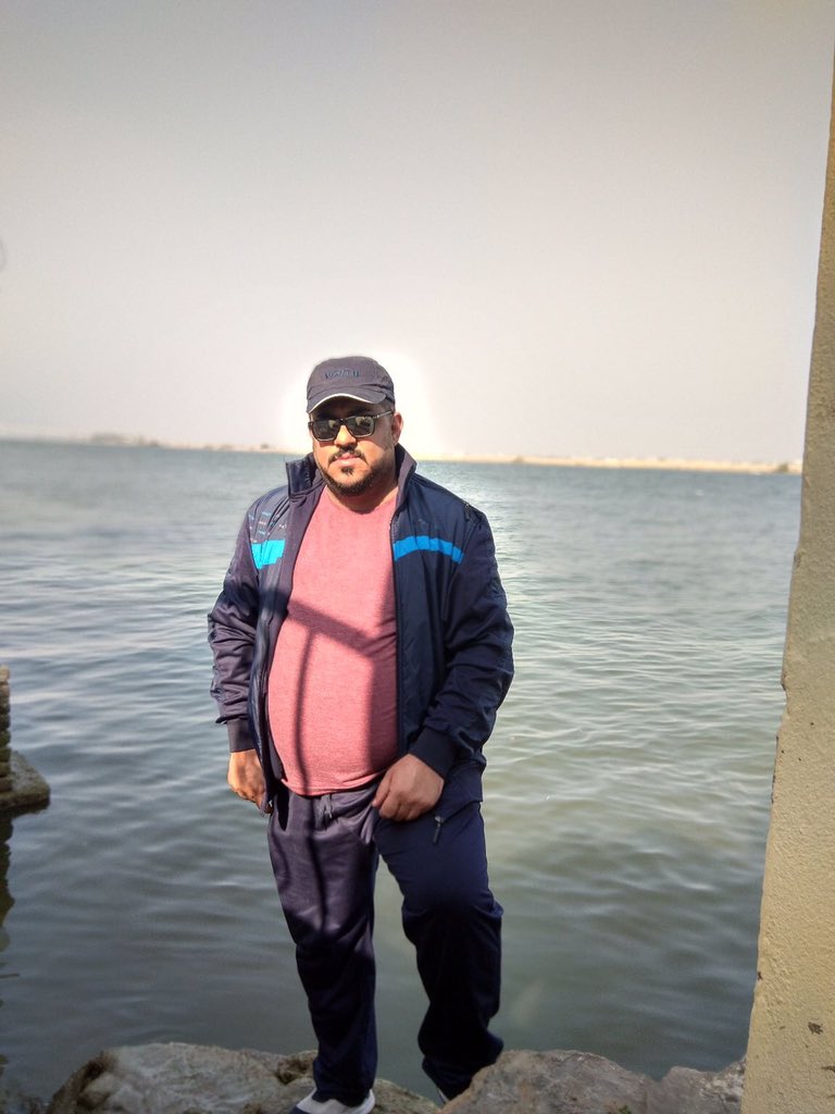 ستعلِّمُكَ الحياة أنّها لا تقفُ على أحد، ستجدُ نفسك يا صديقي تستطيع العيش بالجميع، وببعضهم، وبدونهم حتى.