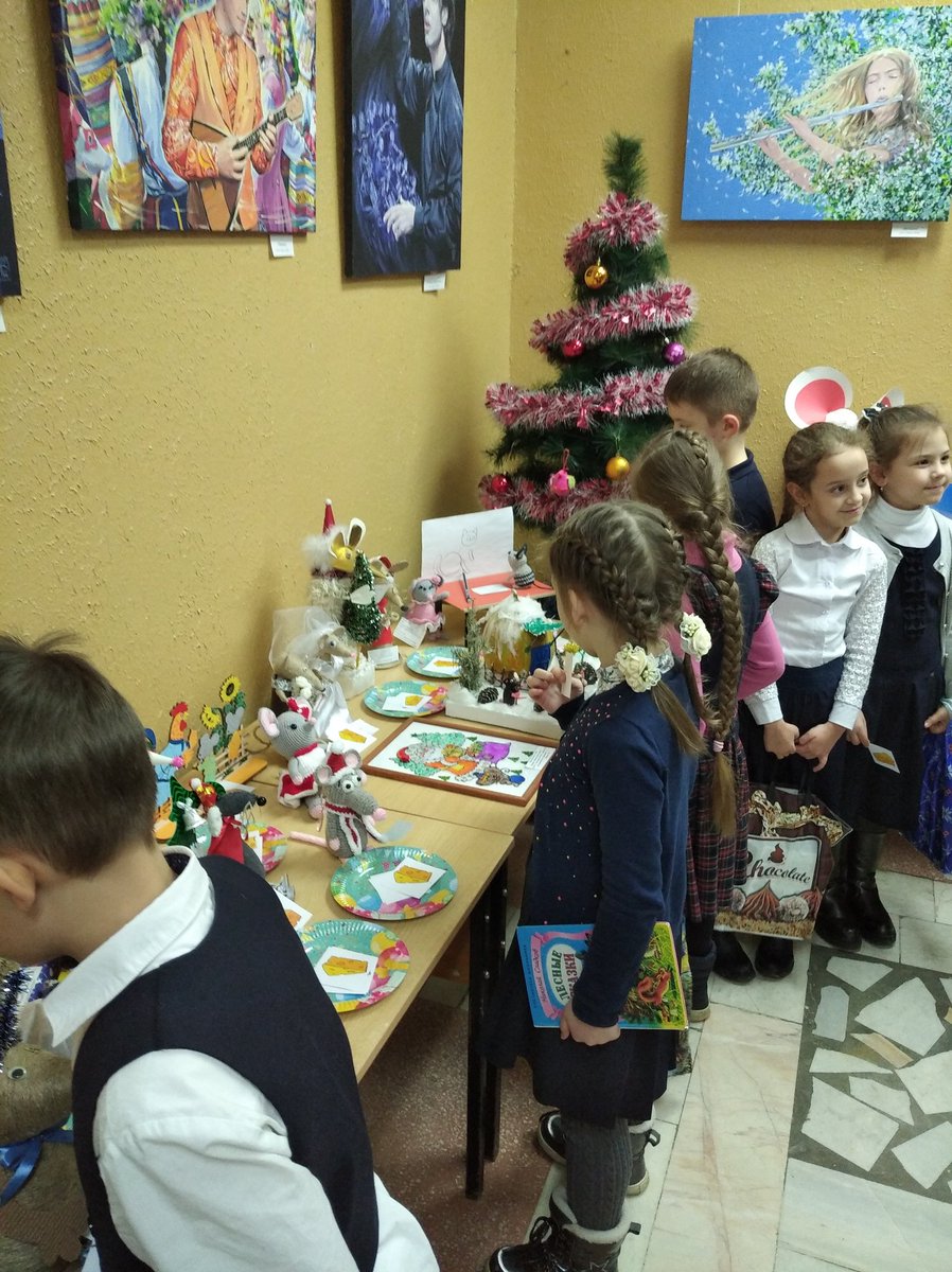 Наш Городской конкурс поделок "Новогоднее чудо 2020" оценивает в этом году и  детское жюри. Дети получают от организатора жетон в виде кусочка сыра и кормят им, ту мышку, которая им больше всех понравилась. Это  проходит весело и  задорно!