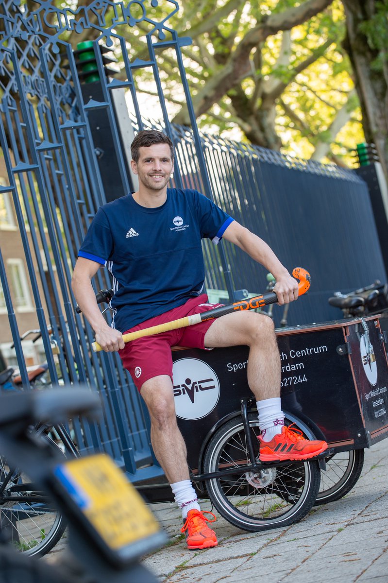 Hij is speler bij <a href="/Almeerse/">Almeerse Hockeyclub 🏑</a> , fysiotherapeut bij Jongens U16 &amp; bij <a href="/SMCAA/">Sport Medisch Centrum Amsterdam</a>  
<a href="/stijnjolie/">Stijn Jolie</a> is voorstander van een brede motorische ontwikkeling en dat start bij de jeugd. Samen met de <a href="/KNHB_NL/">KNHB</a> werkt hij hieraan. Wij spraken hem in juni. Een potje bodytalk: 
hockeystyle.nl/stories/bodyta…