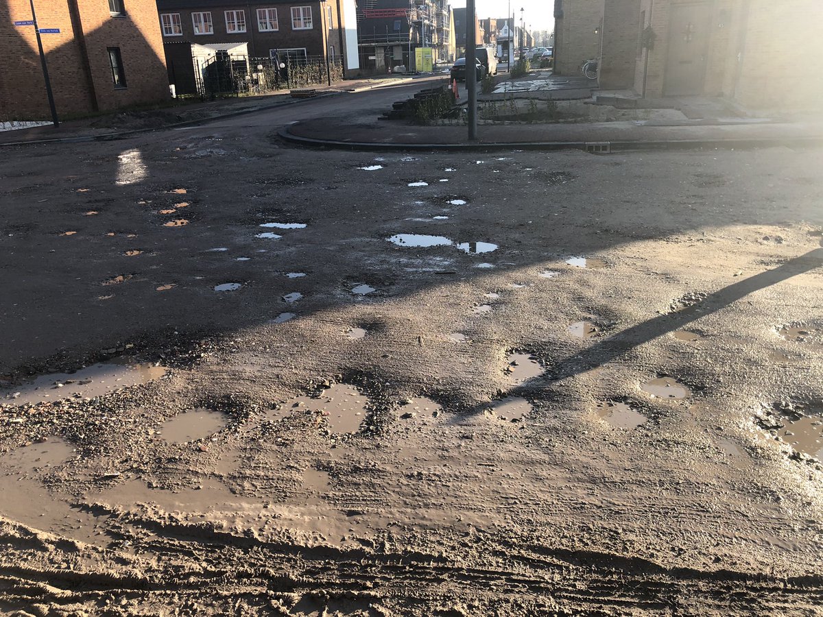 mike_rodenburg's tweet image. Dit is de hoofdingang van het prestige project van Dura Vermeer Tudorpark Buckingham Quarter, we zitten al maanden met deze kuilen en modder. a.u.b. #duravermeer help..#tudorpark #Buckinghamquarter #Hoofddorp @haarlemmermeer @DuraVermeer @HoofddorpseCrnt @Tudorpark_HLMR