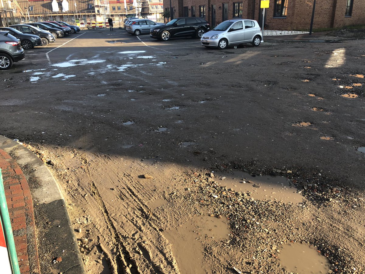 mike_rodenburg's tweet image. Dit is de hoofdingang van het prestige project van Dura Vermeer Tudorpark Buckingham Quarter, we zitten al maanden met deze kuilen en modder. a.u.b. #duravermeer help..#tudorpark #Buckinghamquarter #Hoofddorp @haarlemmermeer @DuraVermeer @HoofddorpseCrnt @Tudorpark_HLMR