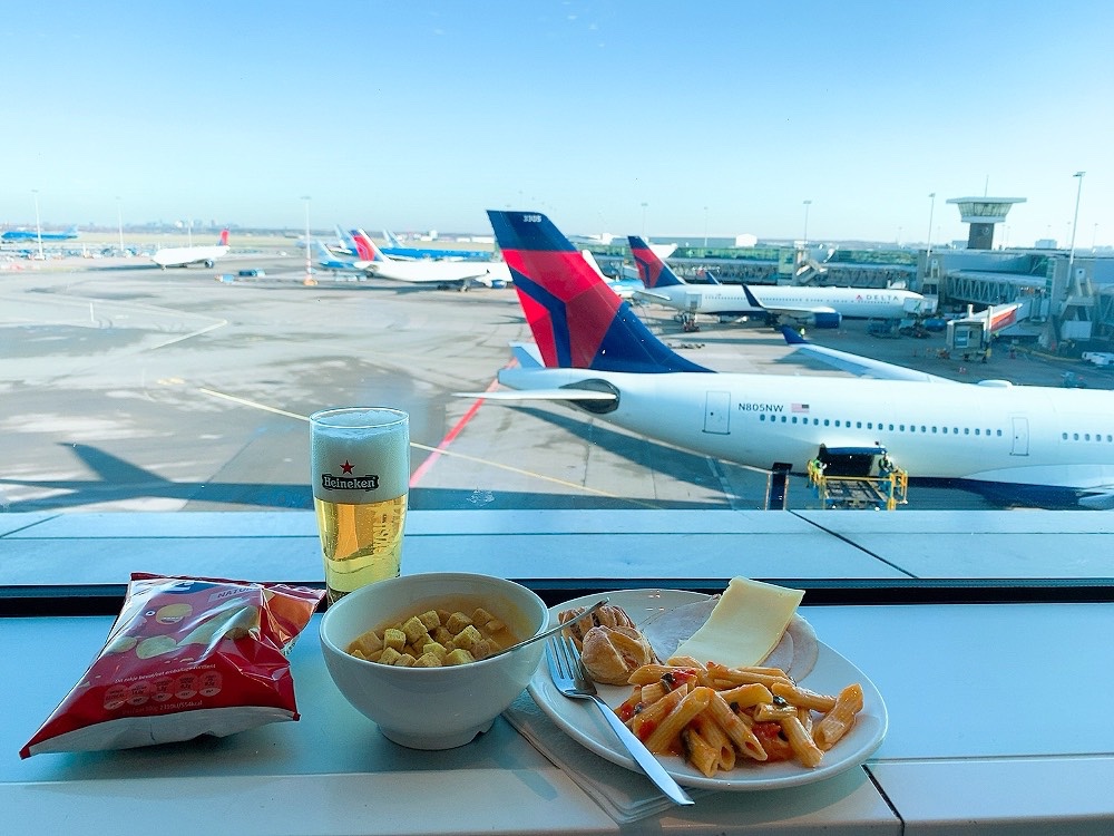 オンガクお嬢remix 最終日 もう帰ってくるので これから離陸だそうですよ お嬢のアムス旅行記 オンガクお嬢 中尾真亜理 日本海テレビ オランダ アムステルダム 一人旅 ラウンジでハイネケン飲み放題 珍しく快晴 再びアムステルダム中央駅