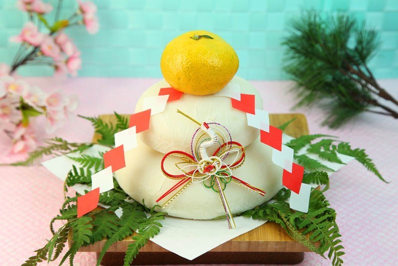 Japonismo's tweet image. Si estás en Japón en Navidad, verás en directo algo muy curioso: sobre el 25 o 26 de diciembre, en muchos lugares se retiran las decoraciones navideñas y se colocan las decoraciones típicamente japonesas del Año Nuevo: japonismo.com/blog/decoracio…