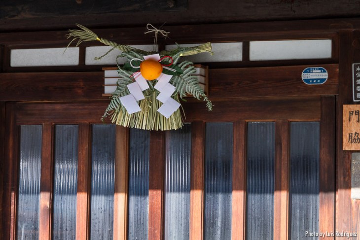 Japonismo's tweet image. Si estás en Japón en Navidad, verás en directo algo muy curioso: sobre el 25 o 26 de diciembre, en muchos lugares se retiran las decoraciones navideñas y se colocan las decoraciones típicamente japonesas del Año Nuevo: japonismo.com/blog/decoracio…