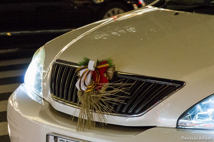 Japonismo's tweet image. Si estás en Japón en Navidad, verás en directo algo muy curioso: sobre el 25 o 26 de diciembre, en muchos lugares se retiran las decoraciones navideñas y se colocan las decoraciones típicamente japonesas del Año Nuevo: japonismo.com/blog/decoracio…