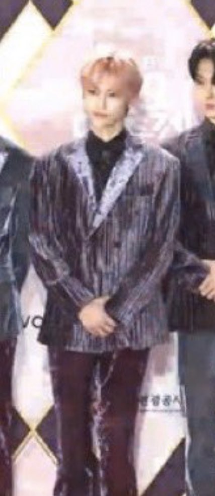 jaeminpic's tweet photo. I’m very disappointed in today’s styling, Jaemin is the only member with his coat jacket that isn’t fitted, SM we know you can afford a tailor 😐😐 https://t.co/BYzGWd13EM