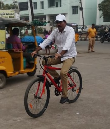 சைக்கிளில் வலம் வந்து திடீர் ஆய்வுகள் நடத்தும் மாவட்ட ஆட்சியர்!! குவியும் பாராட்டு!