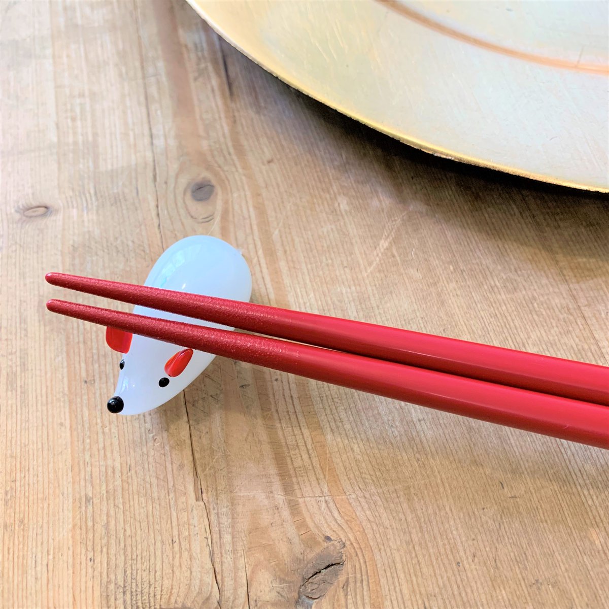 アフタヌーンティー リビング オンラインストア ねずみの形の箸置きは 小さいながらも耳の部分でお箸をしっかり支えてくれる優れもの 来年の干支でもあるねずみモチーフなのでお正月などのテーブルコーディネートにも活躍します T Co Rani9u9tzm