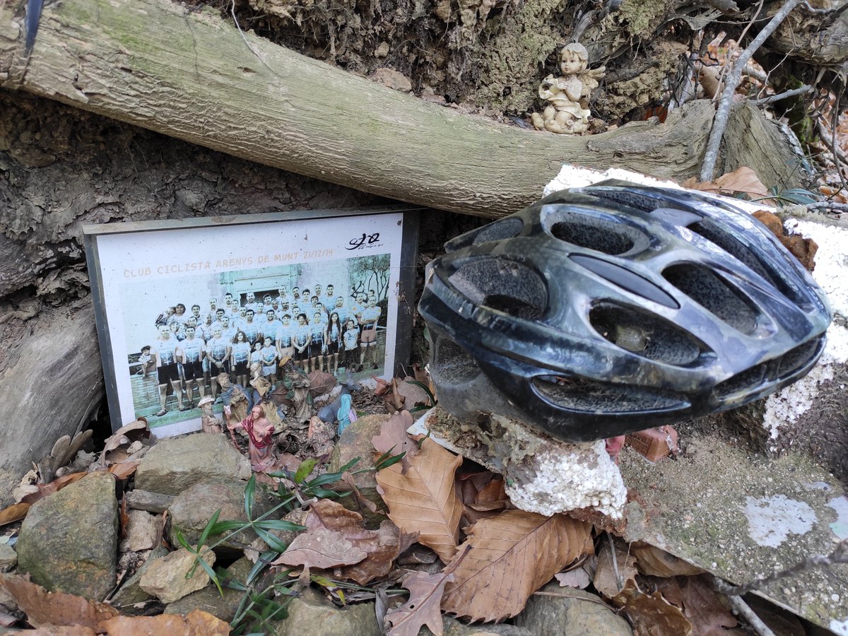 Nos encanta cuando desatais vuestra creatividad, y hacéis cosas como ésta 👀

Bonito pesebre que tienen montado en sus rutas por las montañas del Corredor del MontNegre los chicos del Club Ciclista Arenys de Munt 👏