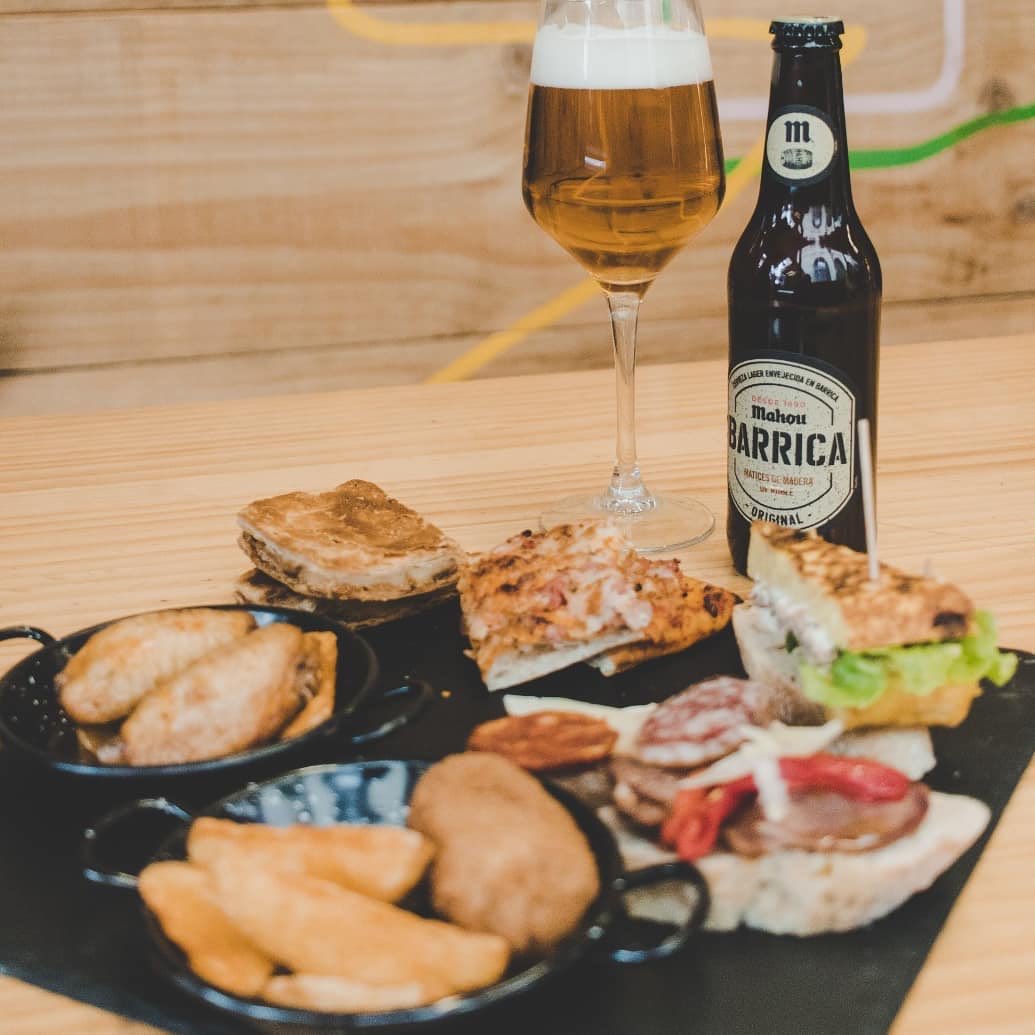 Los #viernes 🙌 😃 son para disfrutarlos haciendo lo que te gusta, cómo te gusta y dónde te gusta.

Y no nos vamos a engañar pero cuando el fin de semana empieza con unas cañas y unos amigos 🍻🍺  nada puede salir mal.

#tribecasnackbar #tribecaleon #momentotribeca #cerveza