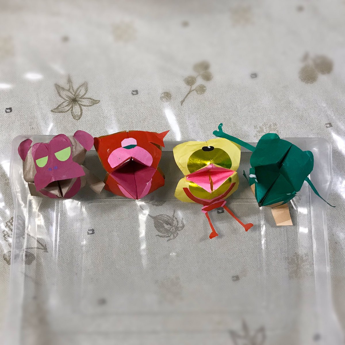 ｋｅｉ いろいろ進化を遂げておる Autism Artburt Origami 自閉症 アールブリュット おりがみ 折り紙 立体作品 パクパク パクパク作家かっつーの カエル おさるさん 生きものいろいろ 集合写真 Keiちゃんおりがみシリーズ Keiちゃんzoo