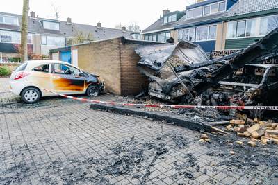 Tielenaar (29) opgepakt voor dubbele brandstichting: carport en 4 auto's vernietigd ..