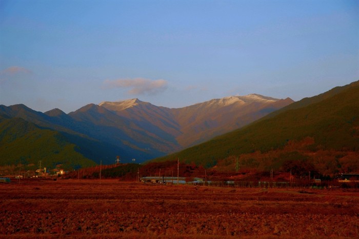 [moi]지리산에 눈이 내렸습니다.
겨울날 높은 산정에 눈 오는 것이 당연한 일이지만
봄 날씨 같은 이상기후 탓으로 저 산은 언제나 하얀
눈꽃이 필까 내내 기다렸습니다. 
눈꽃 핀 지리산을 쳐다봅니다.

<지리산 아래 마산들판에서>
omn.kr/1m55t