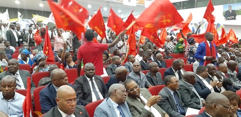 SassouNewsApp's tweet photo. #Congo Les travaux du 5è congrès ordinaire du #PCT ont débuté ce matin 27 décembre et prendront fin le 30. Objectif : désigner un nouveau SG en remplacement de Pierre #Ngollo, et préparer la présidentielle de 2021 dont Denis #Sassou Nguesso pourrait être le candidat du parti. https://t.co/Qg26TQTeYE