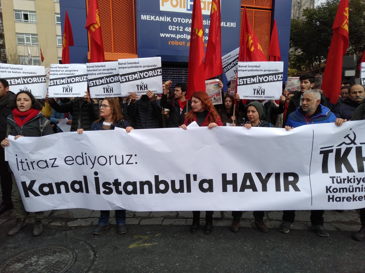 komunisthareket's tweet photo. Kanal İstanbul projesine hayır demek için Çevre ve Şehircilik İl Müdürlüğü önünde basın açıklaması gerçekleştirdik. Ardından üye ve dostlarımız ile birlikte itiraz dilekçelerimizi teslim ettik. https://t.co/ZgKOXJZvb0
