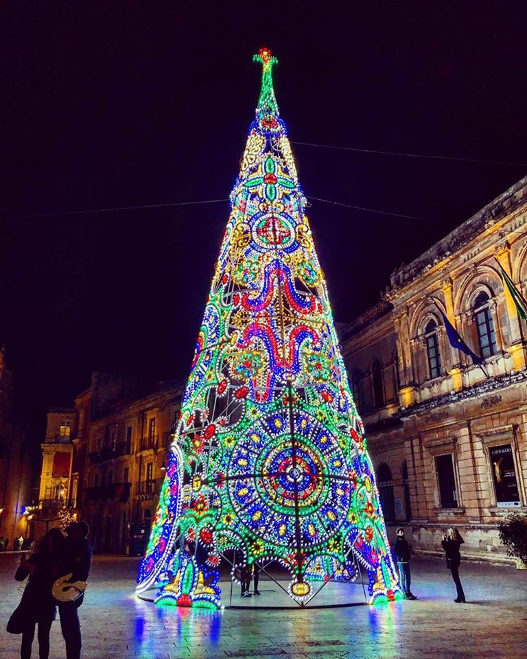 Have a #sparkling night  💫

📷 Roberta Conti

#visitsicilyinfo #Ortigia #Siracusa #xmas2019 #Christmas #square #sicily #Lights