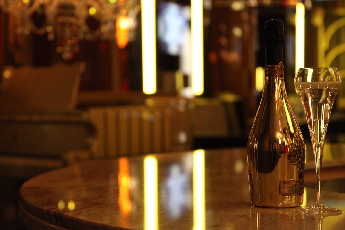 Christmas has passed and it's time to prepare for the New Year. Why not enjoy pre-New Year celebrations in the bar tonight?

theearl.co.uk