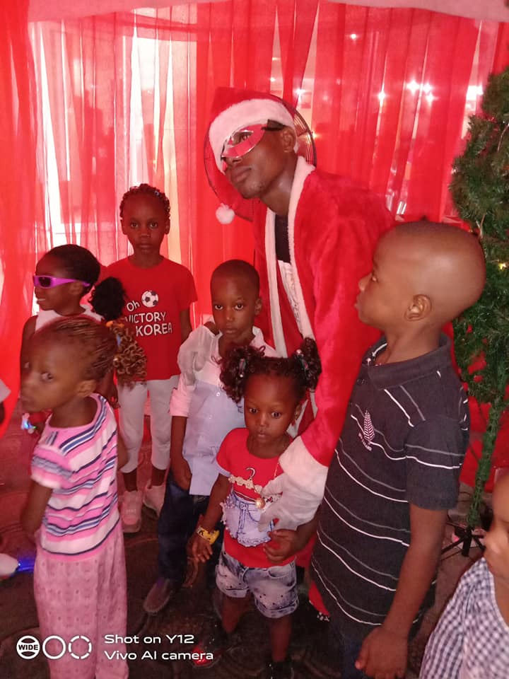 PepperoniFoods's tweet photo. Yesterday was full of fun at Pepperoni Foods... Lot of gifts, and lot of fun. Meet us live today with your children at @ the same time.. have it your way
#pepperonifoods #meetSanta
#Getgift #Havefun #Haveityourway https://t.co/edzbBDC4kn