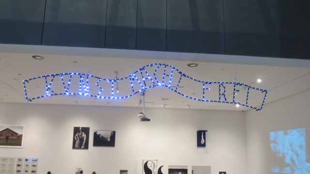 Muksunen's tweet photo. @Tanelihamalaine Nolo. Ei osannut edes kirjaimia tehdä pipareista. Minäpä osasin, käytyäni Krakovan nykytaiteen museossa #mocac'issa. Siellä luki #KunstMachtFrei. https://t.co/3Vm1mqqpfl